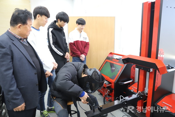 ICT산업설비과 VR(가상)용접기 실습교육 장면 @ 한국폴리텍대학 진주캠퍼스 제공