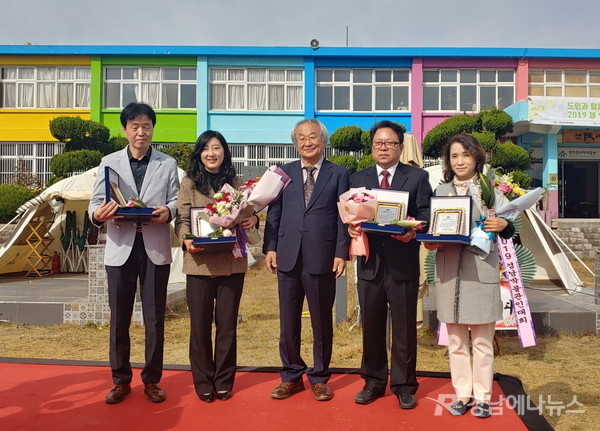 김연희(왼쪽에서 2번째) 남해군 학예연구사가 ‘자랑스런 경남박물관인상’을 수상 했다. @ 남해군 제공