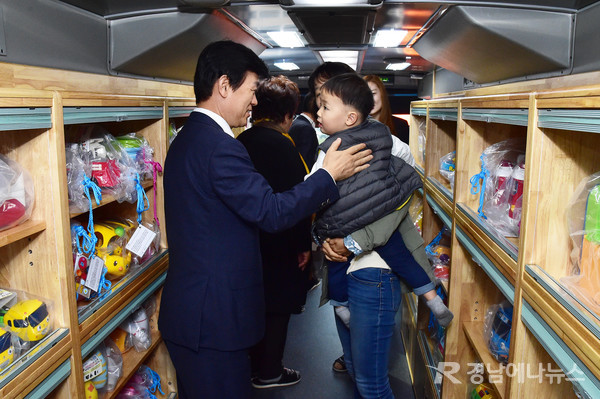 조규일 진주시장이 33인승 중형버스를 개조해 장난감을 대여해 주는 ‘해피버스데이’를 방문한 부모와 대화를 나누고 있다. @ 진주시 제공