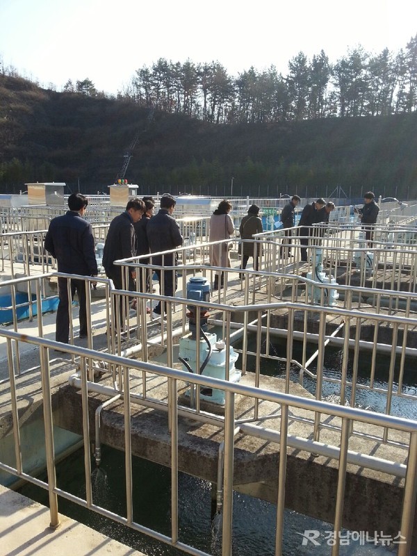 한국수자원공사 사천정수장을 방문한 남해군 수돗물수질평가 위원들 @ 남해군 제공
