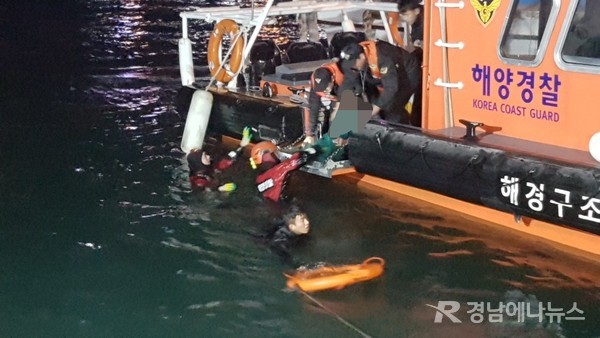 통영 동호동 강구안 해상에 빠진 70대 구조 @ 통영해양경찰서 제공