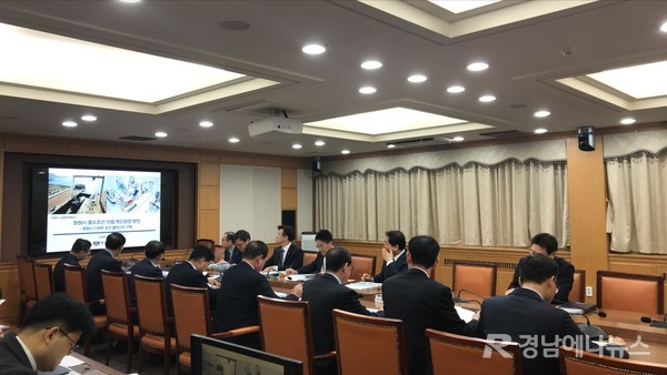 창원시가 ‘제42차 경제전략회의’를 열고, ‘창원 중소 조선 산업 혁신 성장 방안’에 대해 집중 논의를 하고 있다. @ 창원시 제공