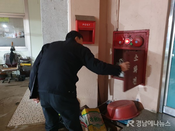 마산회원구 경제교통과와 마산소방서가 전통시장 화재예방을 위해 합동점검하고 있다. @ 창원시 제공