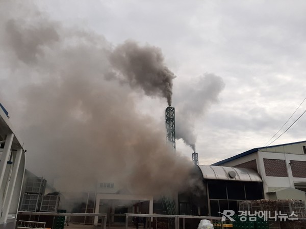 인산가 수동 죽염 제조공장에서 과잉생산으로 인해 뿜어져 나오는 연기가 대형 화재현장을 연상케 하고 있다.(사진제공=제보자)