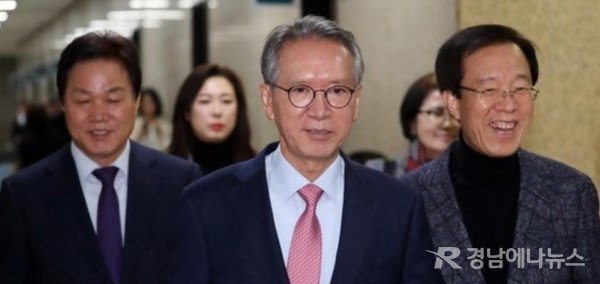 김형오 자유한국당 공천관리위원장(가운데)과 박완수 사무총장(왼쪽)이 지난 29일 서울 여의도 국회에서 열린 공천관리위원회의에 참석했다.