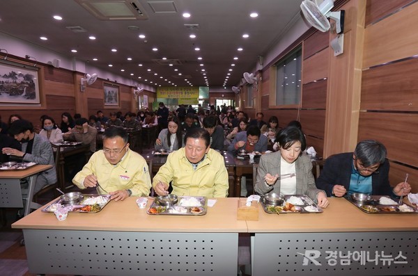 함안군 구내 식당도 사회적 거리두기 실천으로 지난 23일부터 구내식당 3부제 운영에 들어갔다. @ 함안군 제공