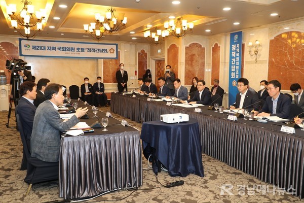창원시는 24일, 서울 여의도 켄싱턴 호텔에서 제21대 지역 국회의원을 초청해 ‘정책간담회’를 개최했다.