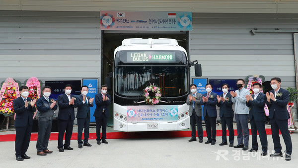함양군 소재 경남 유일의 전기버스 생산 기업인 에디슨모터스(주)에서 생산된 전기버스가 인도네시아 첫 수출길에 올라 23일 오후 3시 수동면 에디슨모터스 함양본사에서 전기버스 인도네시아 수출 기념식을 가졌다. @ 함양군 제공