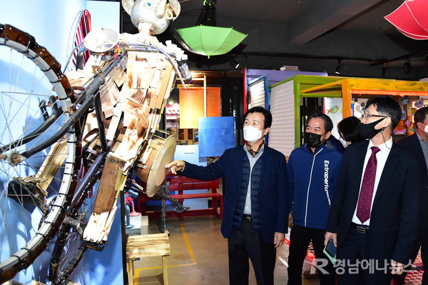 진주시는 지난달 31일 오후 6시, 시내 중앙광장로터리 인근에서 소규모 문화예술행사인 ‘진주문화생활 36오(娛)’ 시작을 알리는 오픈 행사를 개최했다.
