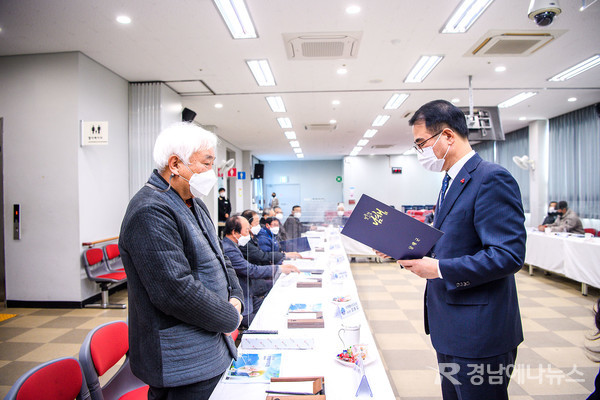 남해군은 지난 20일, 남해군노인복지관 3층 대강당에서 ‘2021년 지역봉사지도원 위촉식’을 가졌다.