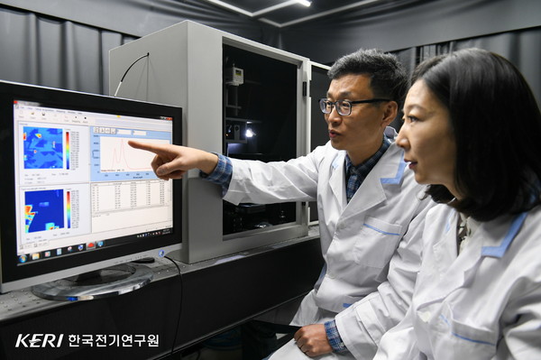 한국전기연구원 방욱(왼쪽)·나문경(오른쪽) 박사가 '전력반도체용 SiC 소재'의 결함을 분석 및 평가하고 있다.