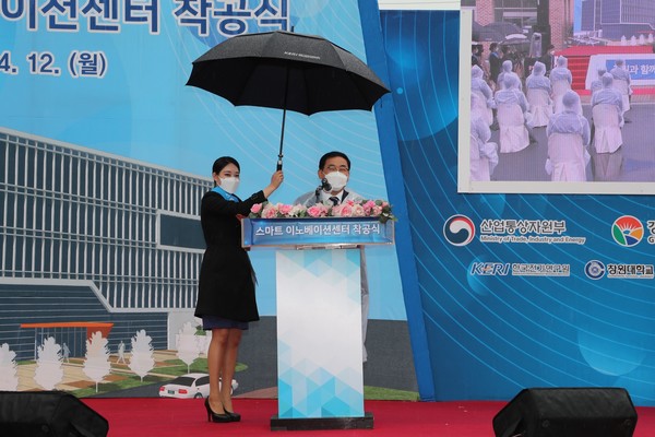허성무 창원시장이 12일 오전 11시, 성산구 성주동 한국전기연구원 본원(건립부지)에서 열린 ‘스마트 이노베이션센터 착공식’에서 축사를 하고 있다.