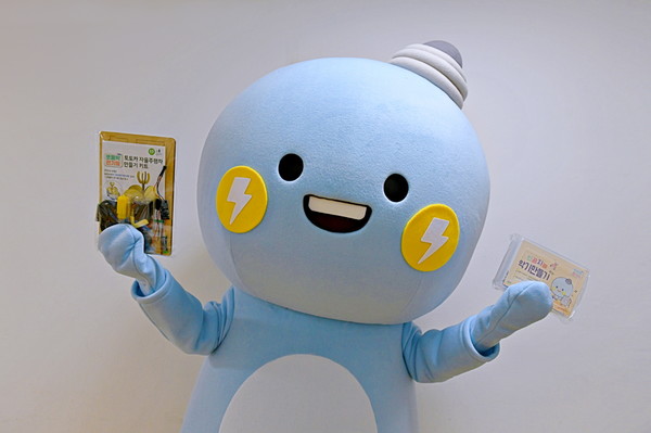 한국전기연구원 공식 캐릭터 '꼬꼬마케리'가 인공지능 과학키트를 들고 포즈를 취하고 있다
