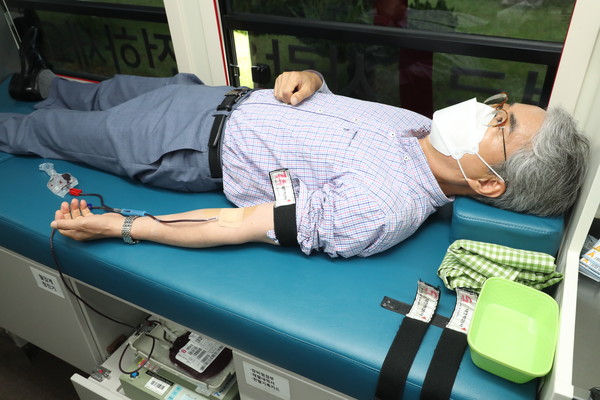 박종훈 경남교육감이 18일, 교육청 주차장에 마련된 이동식 헌헐버스에서 헌혈에 동참하고 있다.