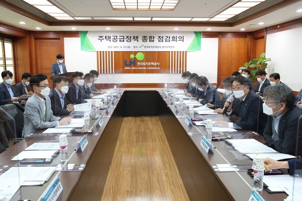 김현준 LH 사장이 주택공급대책에 대한 추진상황을 점검하고 있다.