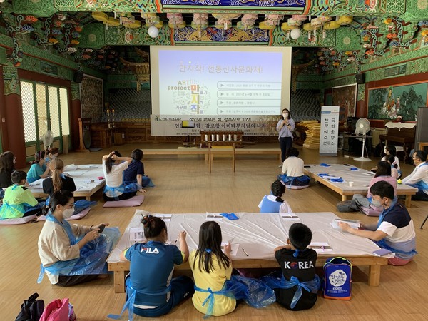 창원시가 지난 26일, 천년고찰 성주사에서 지역민 20명을 대상으로 전통산사 문화재 체험 프로그램 ‘감로왕 아미타 부처님의 나라’를 진행했다.