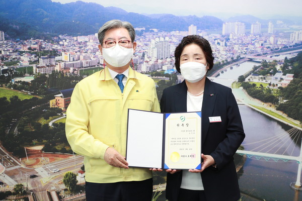오태완 의령군수가 지난 20일, 군수실에서 오우동 (사)한국여성농업인경남연합회 회장을 제12대 1일 명예군수로 위촉했다.
