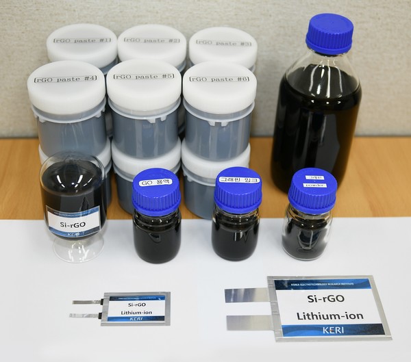 ‘그래핀 수(水)계 분산 기술’을 활용해 제조한 고농도 페이스트 형태의 환원그래핀 및 잉크(뒷줄), 실리콘-그래핀 복합 음극재 분산용액(왼쪽 Si-rGO), 파우치형 Full Cell(앞줄)