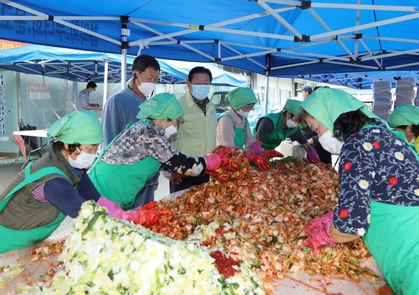 함안군 새마을부녀회가 14일, 함안군새마을회관 앞에서 ‘2021년 사랑의 김치 나누기’ 행사를 가졌다.