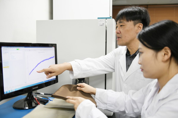 한국전기연구원이 옷 마찰력을 이용해 스스로 전기를 생산하는 '자가충전 전원공급 소자'를 개발했다