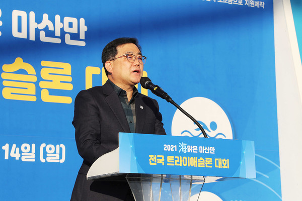 ‘해맑은 마산만’서 펼쳐진 전국 트라이애슬론대회
