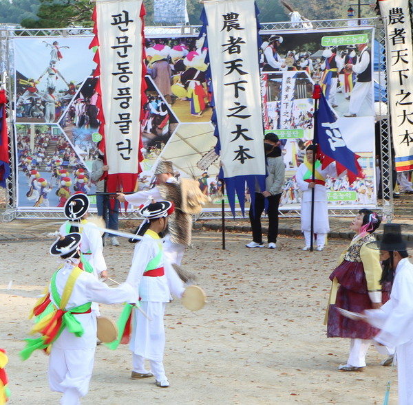 지난 14일 진주성에서 대한민국을 대표하는 국가무형문화재 제11호인 농악 한마당 행사 ‘제15회 대한민국농악축제’를 개최했다.