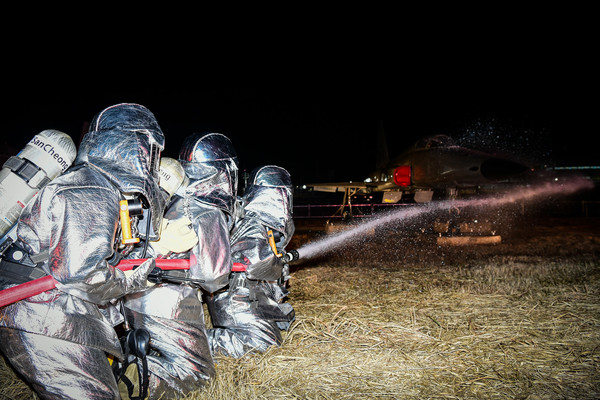 7일 야간, 기지 내 활주로에서 야간 항공기 소방구조훈련에 참가한 소방구조요원들이 화재 진압을 하고 있다.