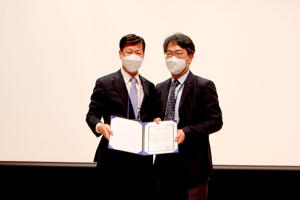 경상국립대학교병원 이비인후과 박정제 교수(오른쪽), 우수 연제상 수상 사진.