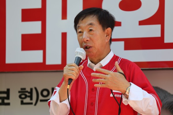 김성태 전 의원이 오태완 의령군수 후보 지지 선언을 하고 있다.
