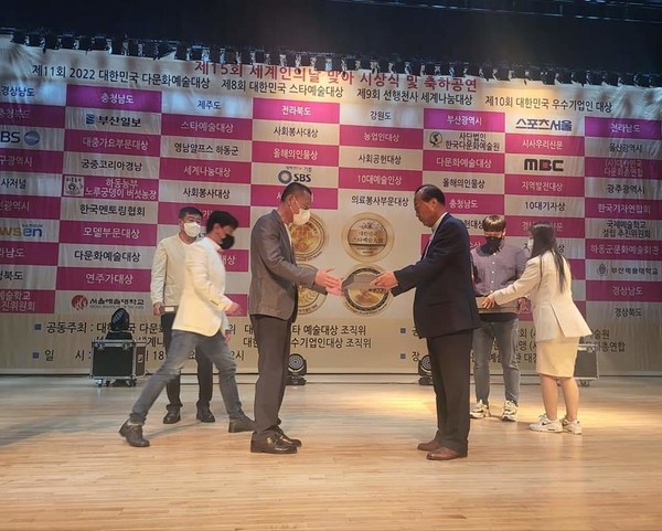 정도정 브릿지경제신문 기자가 지난 18일, (사)한국다문화예술원이 시상한 ‘올해의 기자상’을 수상했다.