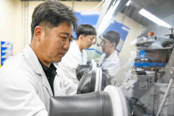 한국전기연구원 하윤철 박사가 ‘저온 소결 소결형 고체 전해질 분말 제조 및 시트화 기술'을 개발했다