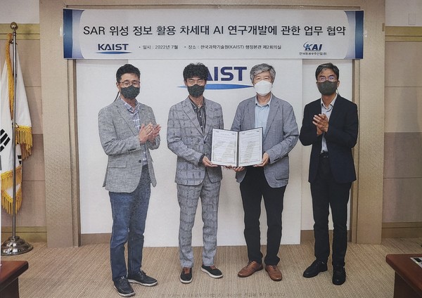왼쪽 두번째부터 KAI 백승명 부장, KAIST 윤찬현 교수(그리드 미들웨어 연구센터장)