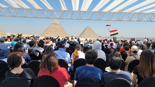 이집트 피라미드 에어쇼 2022를 관람하고 있는 한국 교민들과 이집트인들. @ KAI 제공