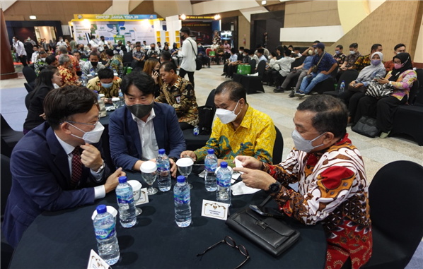 인도네시아 현지에서 기술협력 MOU 체결 등과 관련 강정현 대표 (아라소프트, 왼쪽)가 ITS대학교(수라바야市), Machung대학교(말랑市) 총장들과 협의 나누고 있다.