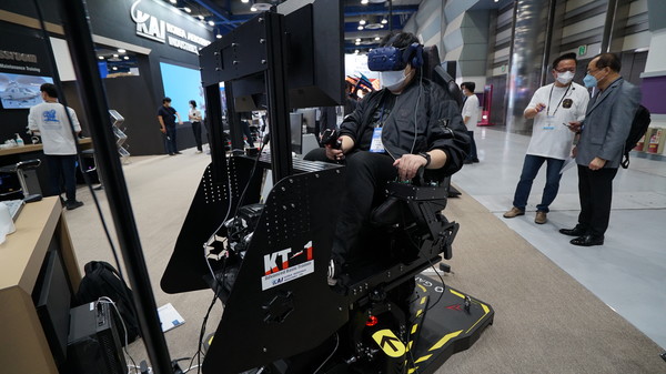 실제와 같은 훈련이 가능한 KT-1 기본훈련기 VR조종훈련장비