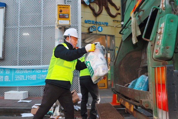 박동식 사천시장은 민선8기 2년차가 시작되는 이튿날 관내 환경미화원들과 함께 쓰레기 청소를 하는 등 현장행정으로 새 출발했다.