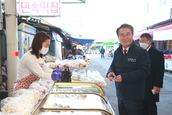 사천사랑상품권의 첫 구매자는 박동식 사천시장이다.