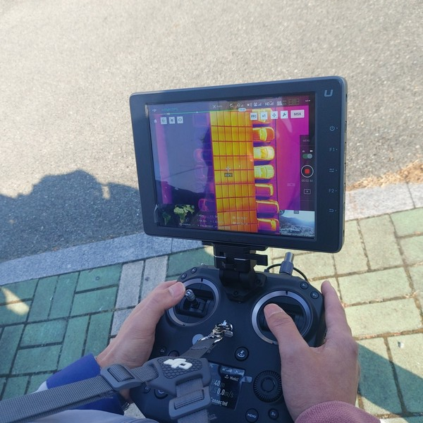 사천시청에서 지난 8일, 한국남동발전이 열화상 카메라 드론을 활용해 태양광설비를 점검하고 있다.