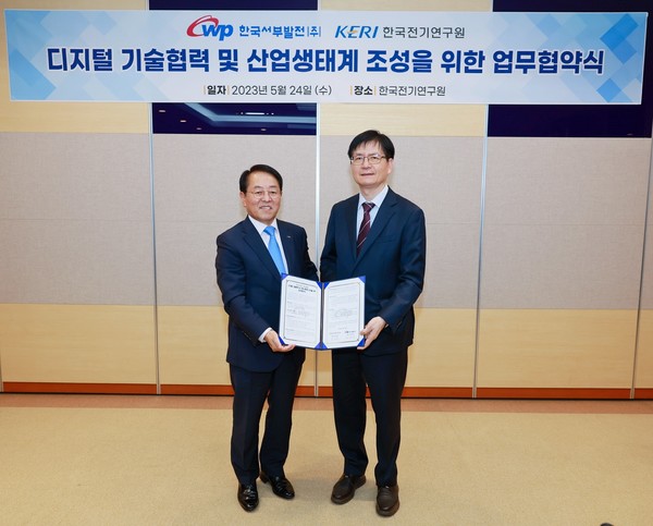 박형덕 한국서부발전 사장(왼쪽)과 김남균 한국전기연구원장이 업무 협약을 체결하고 있다.