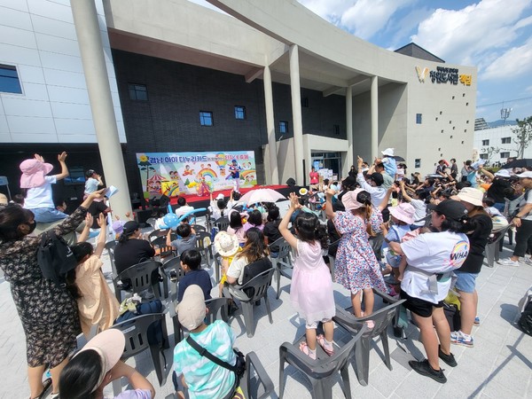 경남도는 지난 3일 오후, 창원도서관에서 ‘경남 아이 다누리카드와 함께하는 다자녀 축제’를 개최했다.