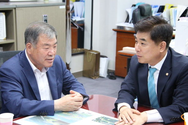 이승화 산청군수는 지난 13일, 국토교통위원회 소속 김병욱 의원과의 면담을 통해 국도20호선 4차선 확장 필요성을 강조했다.