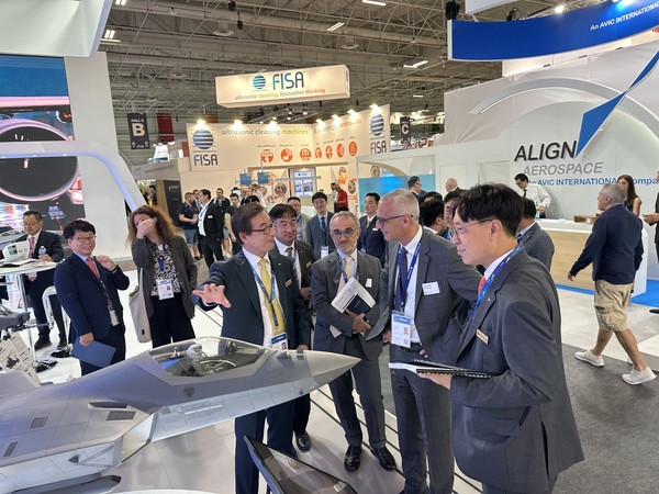강구영 KAI 사장(왼쪽 첫번째)이 Riccardo Procacci GE Avio CEO(오른쪽 두번째)에게 KF-21을 소개하고 있다.