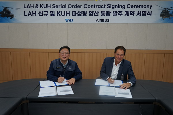 KAI 한창헌 회전익부문장 전무(좌)와 AH 매튜루보(Matthieu LOUVOT) 사업부분장(우)이 통합발주 계약에 서명하고 있다.