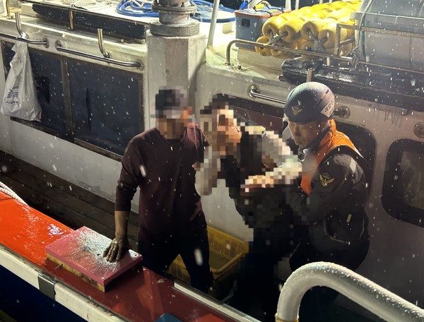 통영해양경찰서가 18일 오전 4시 14분경 통영시 홍도 인근 해상에서 낚시어선의 승객 중 응급환자가 발생했다는 신고를 받고 연안구조정을 급파했다.