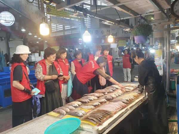 진주시여성단체협의회가 지난 20일, 지역경제와 전통시장 활성화를 위해 추석맞이 전통시장 장보기 행사를 가졌다.