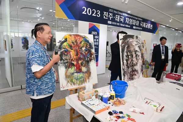 한국미술협회진주지부는 지난 13일, 태국 치앙마이 미술협회와 함께 진행하는 ‘국제미술교류전’ 오픈식을 가졌다.