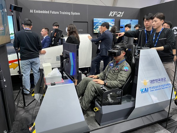 서울 ADEX 2023 KAI 전시관의 시뮬레이터 Zone에서 시뮬레이터 체험 중이다.