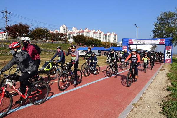 진주시는 29일, 하대동 남강야외무대에서 시민, 자전거 동호인 등 800여 명이 참여한 가운데 ‘2023 시민과 함께하는 자전거 대행진’을 개최했다.