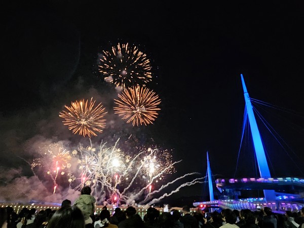 제23회 마산국화축제 ‘합포만 해상 멀티미디어 불꽃쇼’가 지난 3일 오후 7시 마산합포구 3·15해양누리공원 해상에서 성황리에 펼쳐졌다.
