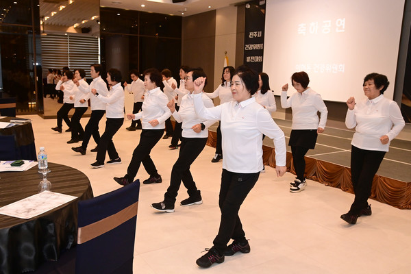 진주시가 15일, MBC컨벤션에서 건강위원회 성과 공유와 건강위원회의 적극적인 활동 결의를 다지는 '진주시 건강위원회 발전대회'를 개최했다.